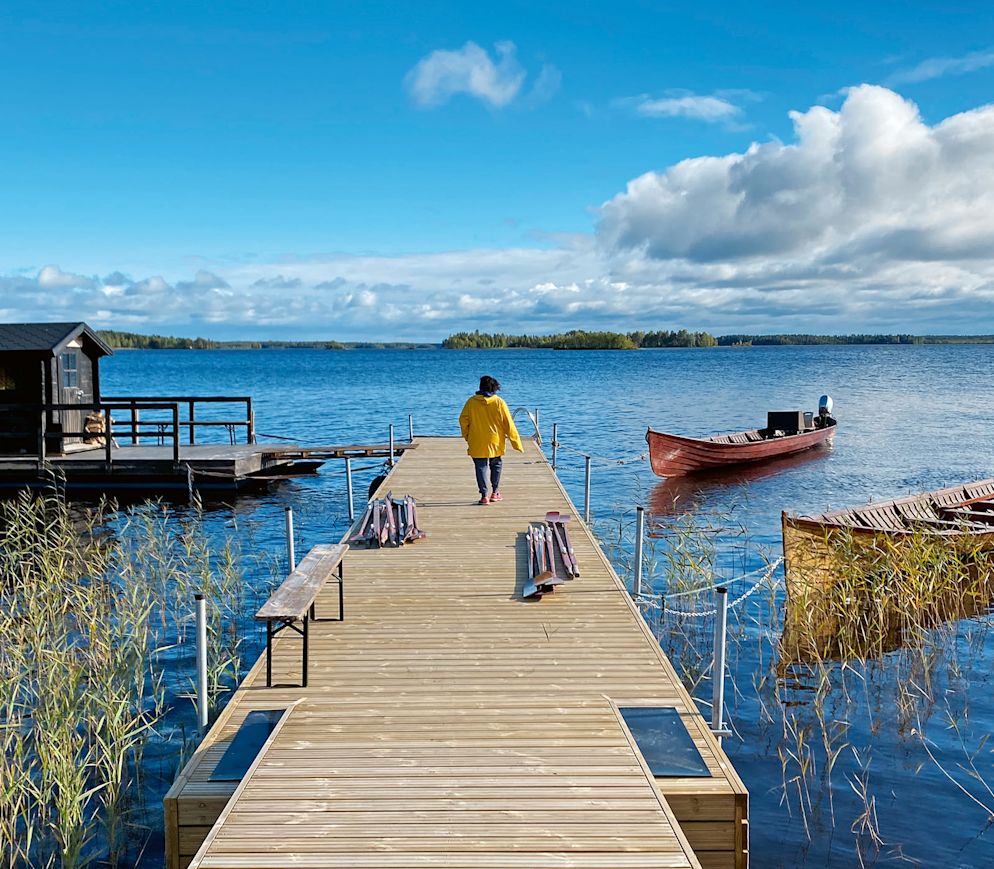 Ein Steg, ein See, unglaublich viele Möglichkeiten: Auf dem Floss befindet sich die Sauna, mit den hölzernen Ruderbooten geht man auf Nordlichtjagd.