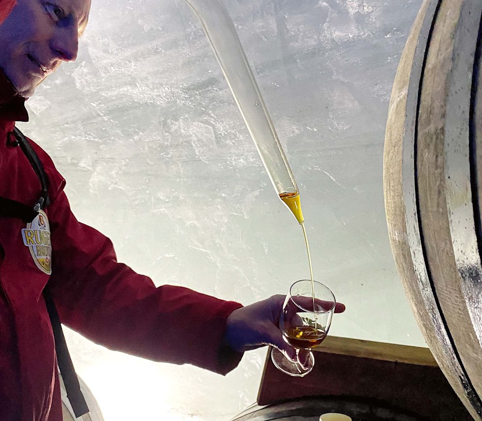 Master-Distiller Kurt Althaus degustiert seinen «Ice Label»-Whisky.