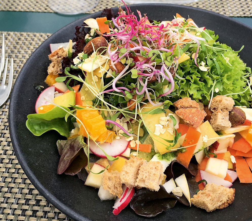 Ein schillernder Gemüsegarten auf dem Teller ist der Bärensalat im Bären Grüningen.