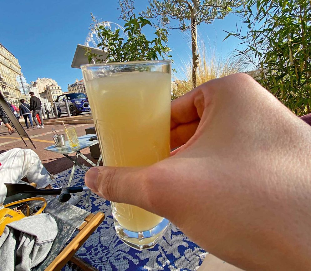 So geht Savoir-vivre: Ein Glas Pastis am Vieux Port von Marseille