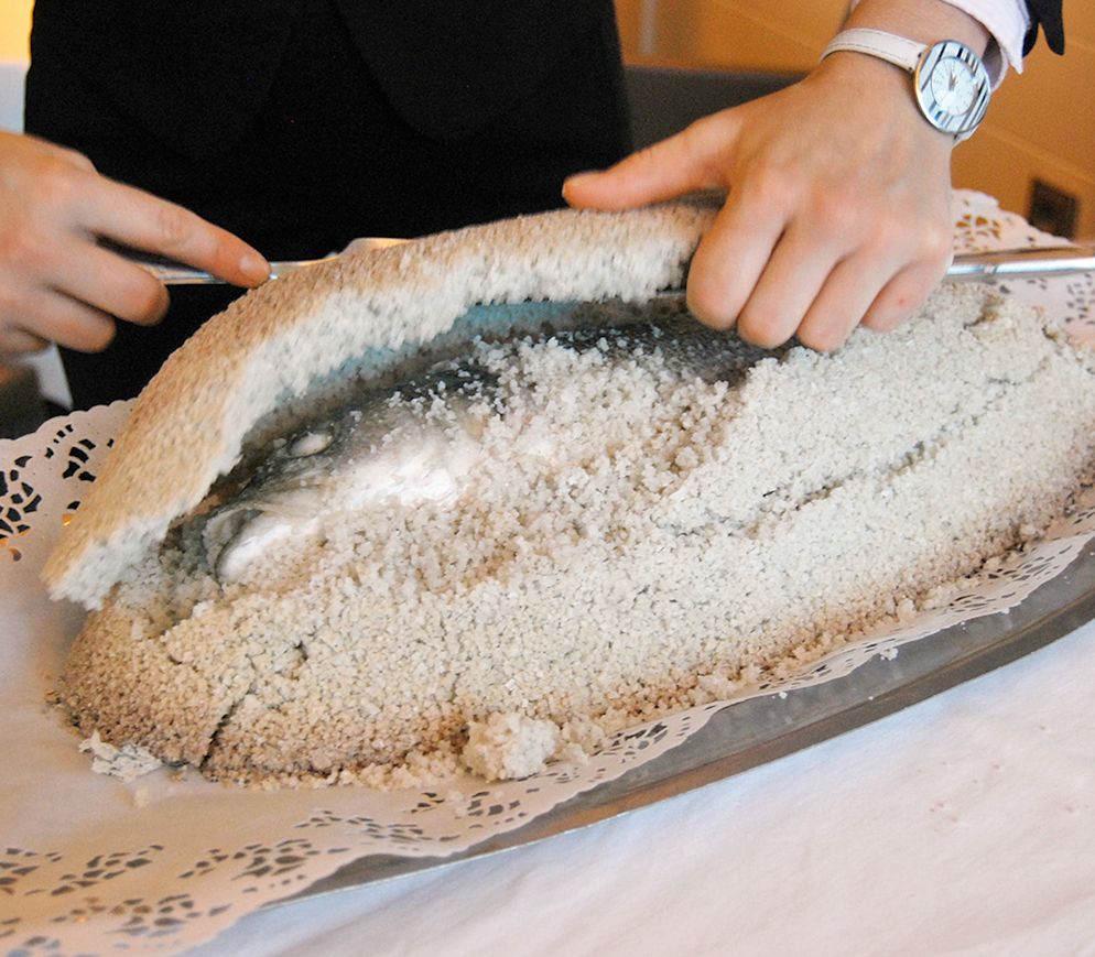 Magischer Moment im Restaurant «L`Océan» : Der Loup de mer wird von seinem Salzmantel befreit