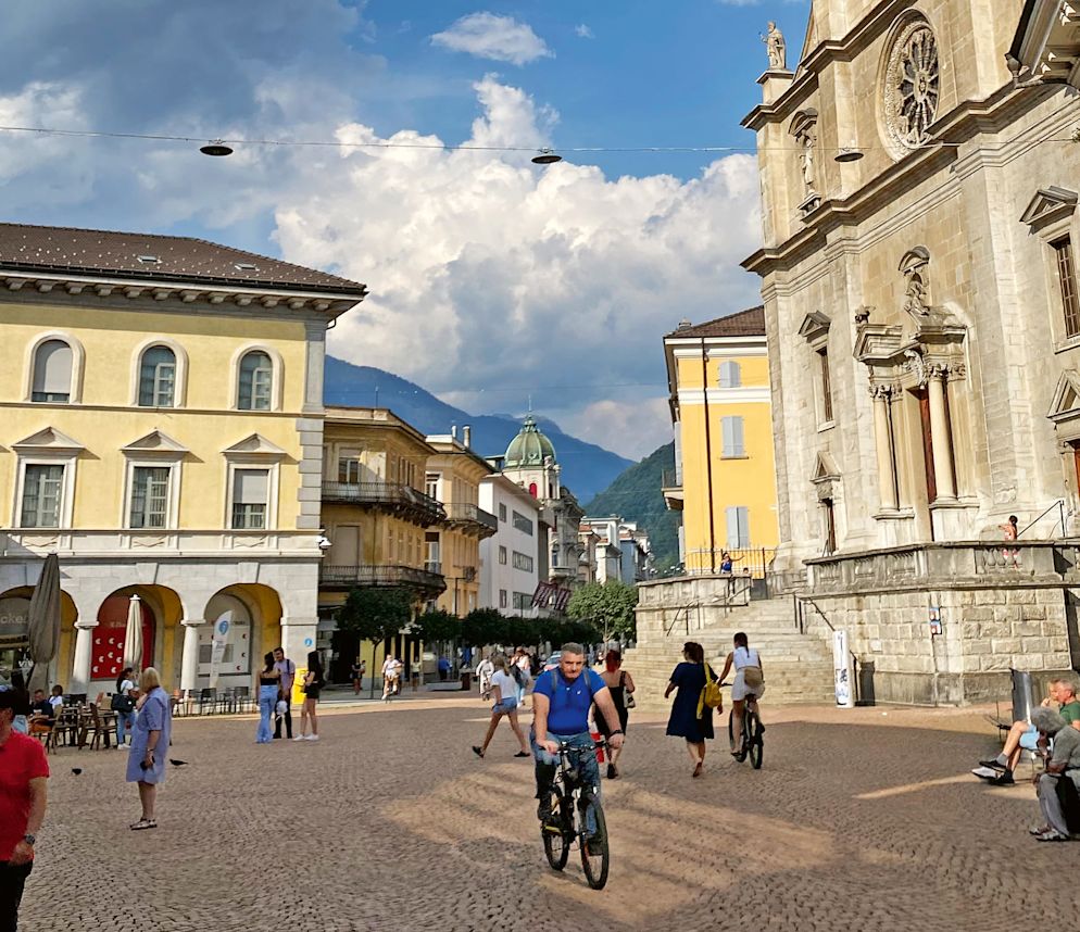 Fast italienisches Flair: Die Piazza Collegiata ist der wohl wichtigste Treffpunkt der Altstadt.