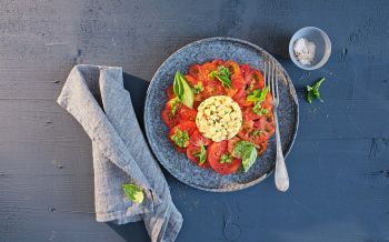 Käsetatar auf Tomatensalat