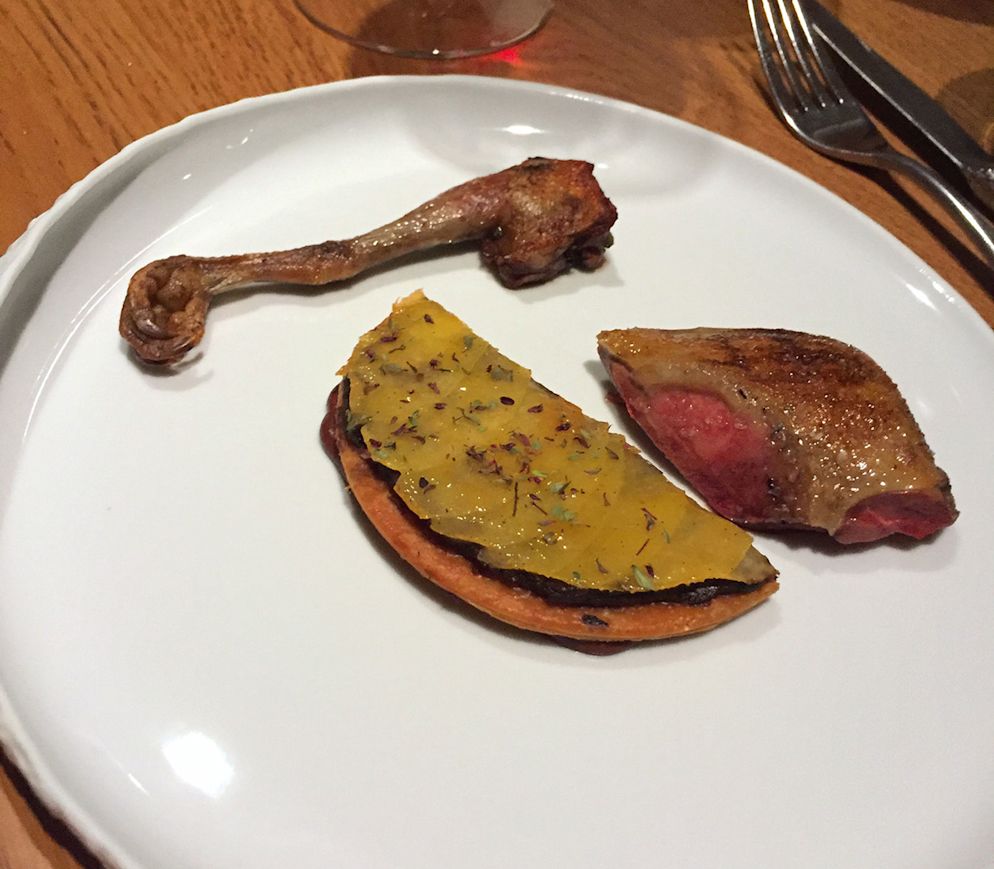 Ein herausragendes Geflügelgericht im «Hide»: Über Holzkohle grilliertes und in Wacholder geräuchertes Täubchen mit Tarte von der Leber und höchst aromatischem Tabak-Rotwein-Jus.