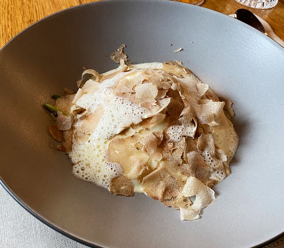 Zum Fingerablecken gut: Kartoffelespuma, pochiertes Ei und AlbaTrüffel, ebenfalls im «Rössli».