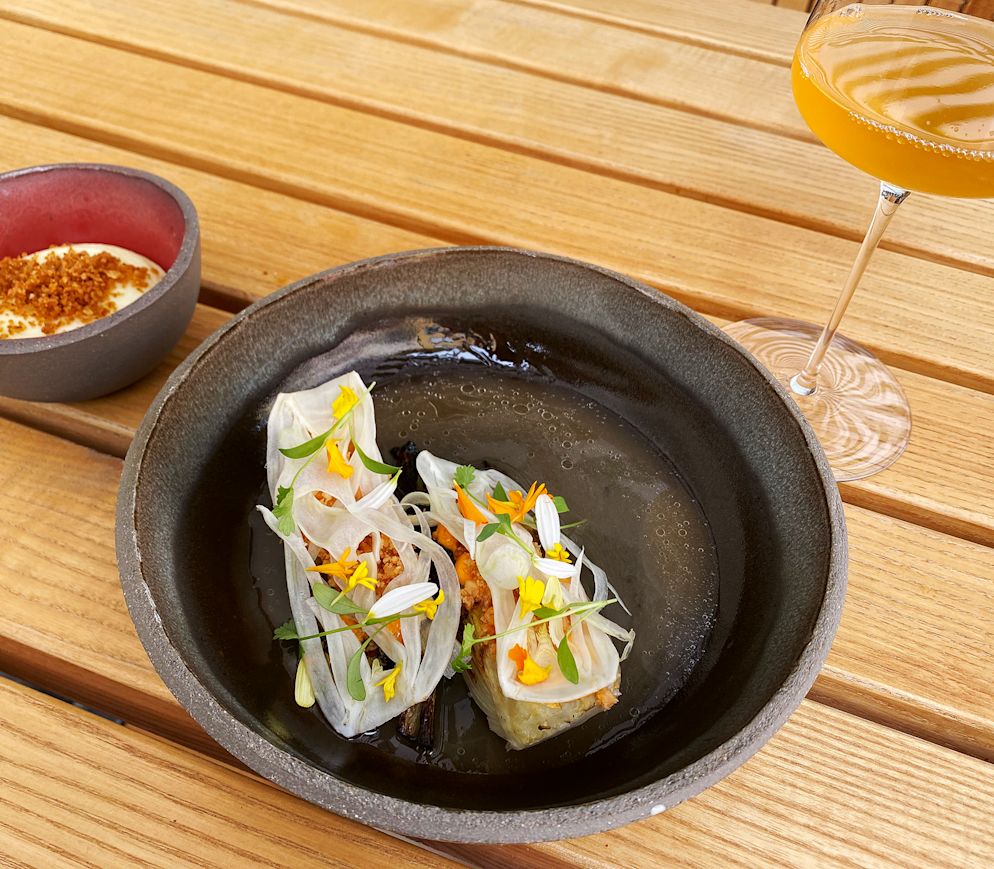 Die «Neue Taverne» serviert fulminante Gemüsegerichte wie BBQ-Fenchel mit Macadamia in Escabeche-Sud.