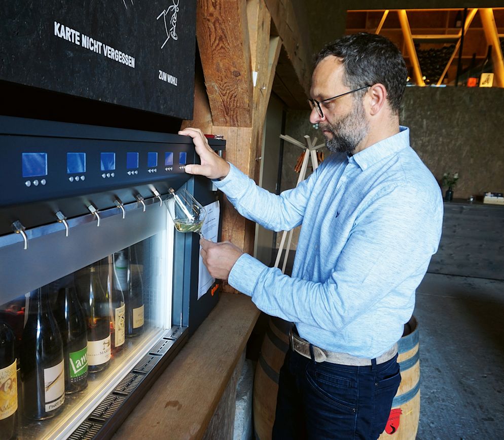 Nach Herzenslust degustieren: Franco Jenal an der Weinstrasse des «Stall 247».