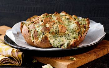 Zupf-Brot mit Käse und Kräutern
