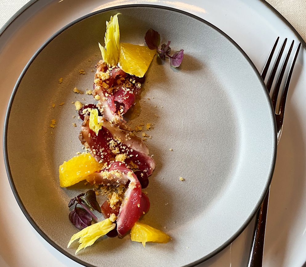 Fantastisches Amuse-Bouche mit marinierter Ente, Orange und Rande im «Rössli» Feutersoey.
