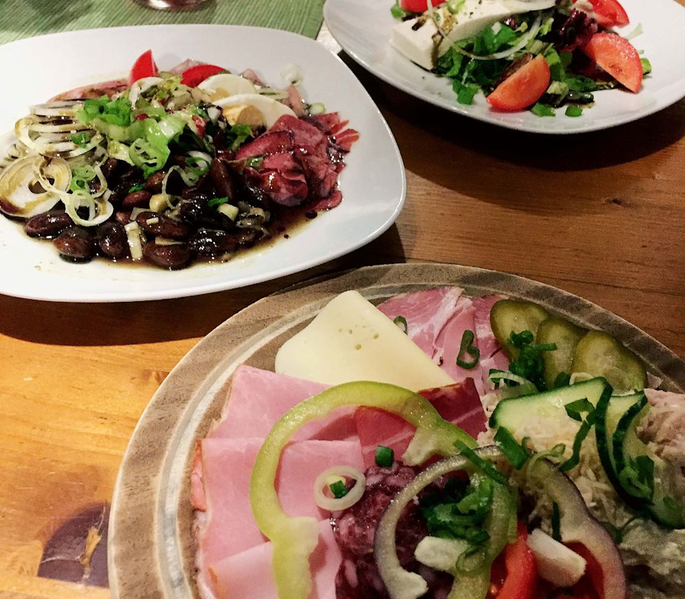Brettljause und Käferbohnensalat im Buschenschank Markowitsch.