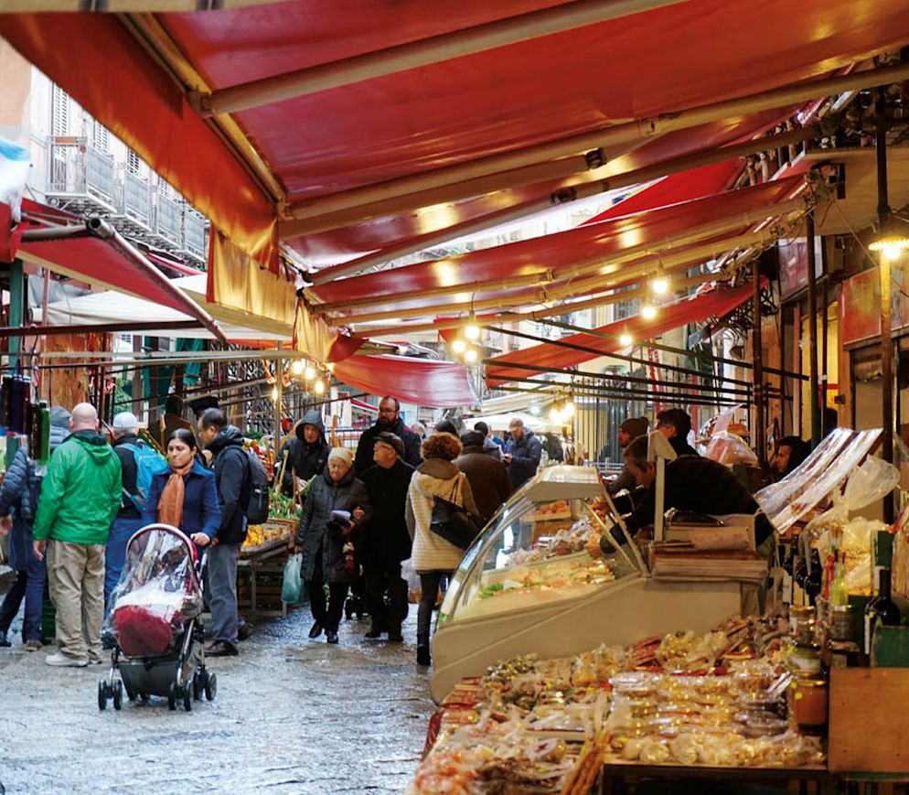 Auf dem Capo-Markt: Hier versorgt sich ein Grossteil der Palermitaner mit Lebensmitteln, Supermärkte spielen eine eher untergeordnete Rolle.