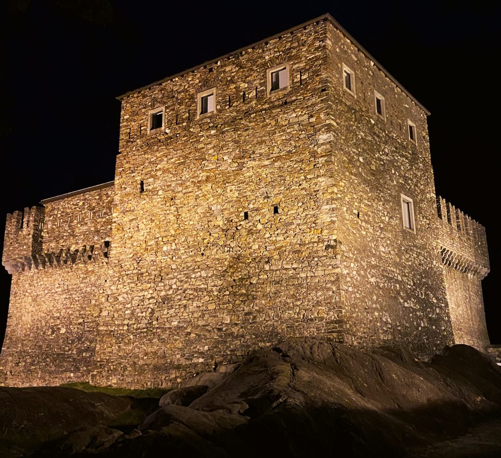 Das Castello Sasso Corbaro bei Nacht