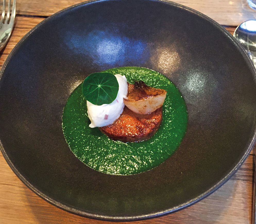 Ein typisches Gericht im «Garopapilles»: Confierte Kalbshaxe mit caramelisierter Zwiebel, Meerrettichcreme und Kräutersüppchen.