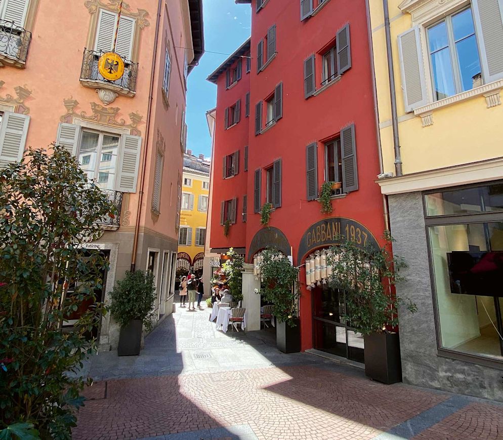 Enge Gassen und südländische Atmosphäre in der Altstadt.