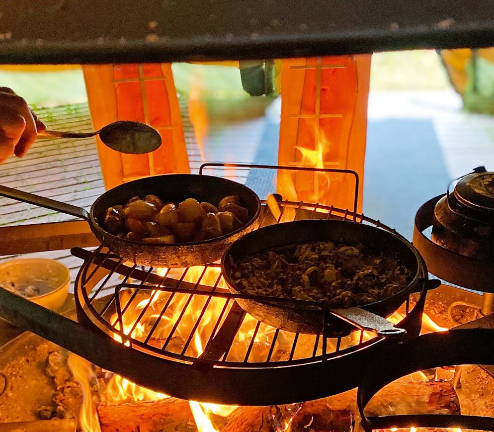 Lappischer geht es nicht: Feuerkochen in der Kota.
