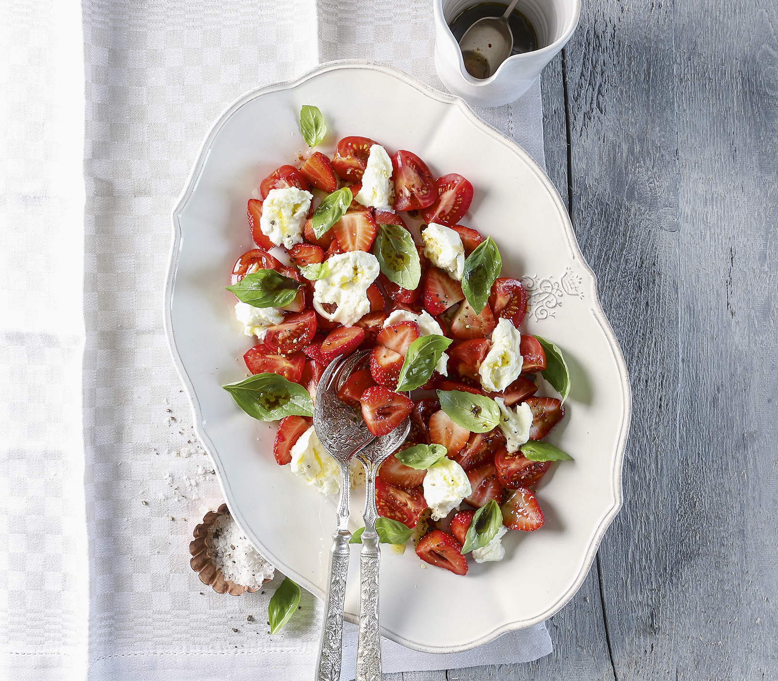 Erdbeer-Tomaten-Salat mit Büffel-Mozzarella - Annemarie Wildeisens KOCHEN