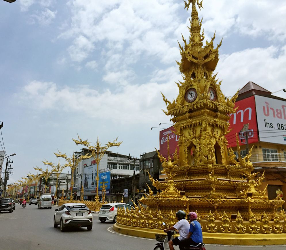 Der kunstvoll gestaltete «Clocktower» markiert das lebendige Zentrum von Chiang Rai.