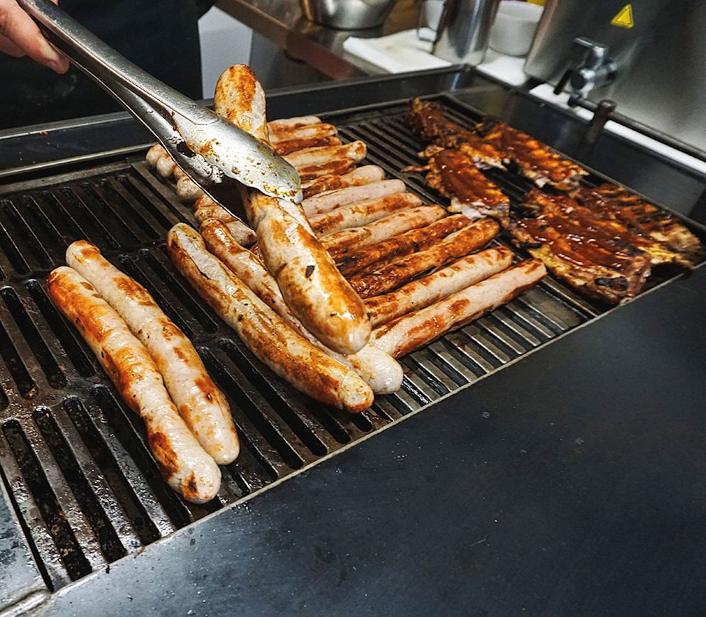 Die Rostbratwurst, Inbegriff von Thüringer Kulinarik.