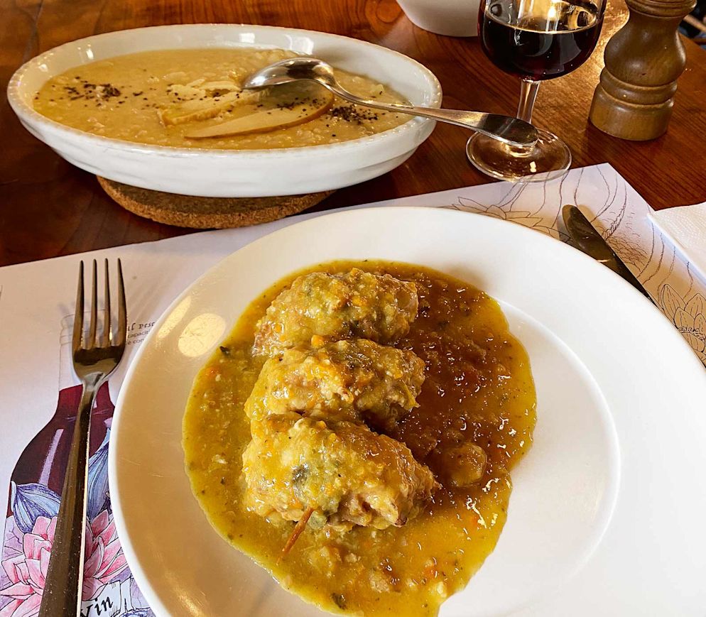 Involtini mit Pancetta und Salbei sowie Zincarlin-Birnen-Risotto im «Grotto dell` Ortiga»