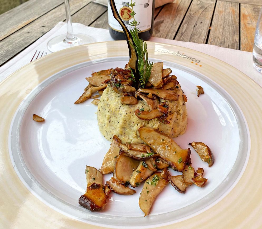 Polenta mit Buchweizen, frischen Steinpilzen und Sforzato im «Croce Bianca».