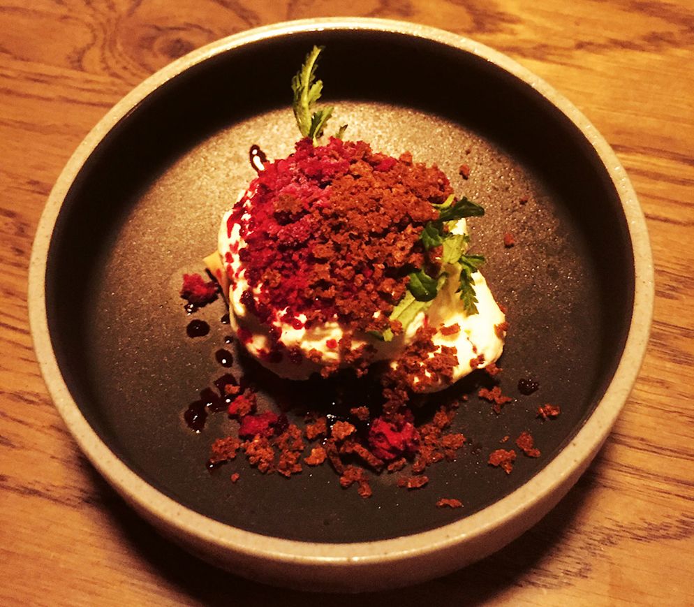 Raffinierter Käsegang aus isländischem Braunkäse, Crème fraîche und Rande im «ÓX».