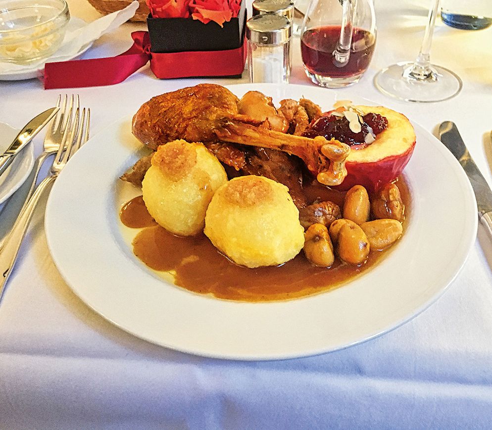 Gänsebraten mit Knödeln und Beilagen in der «Ritterstube».