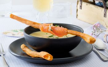 Kartoffel-Meerrettich-Suppe mit Rauchlachs Grissini