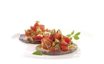 Auberginentaler mit Tomaten und Oliven