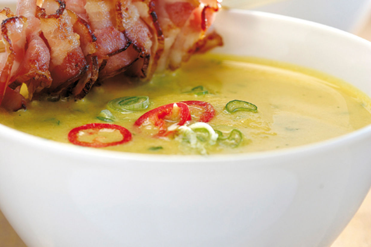 Currysuppe von Bodenkohlrabi mit Speckspiesschen