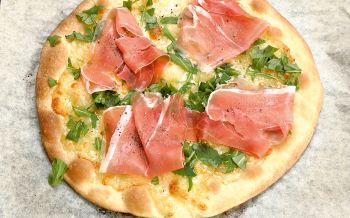 «Weisse Pizza» mit Parmaschinken und Rucola