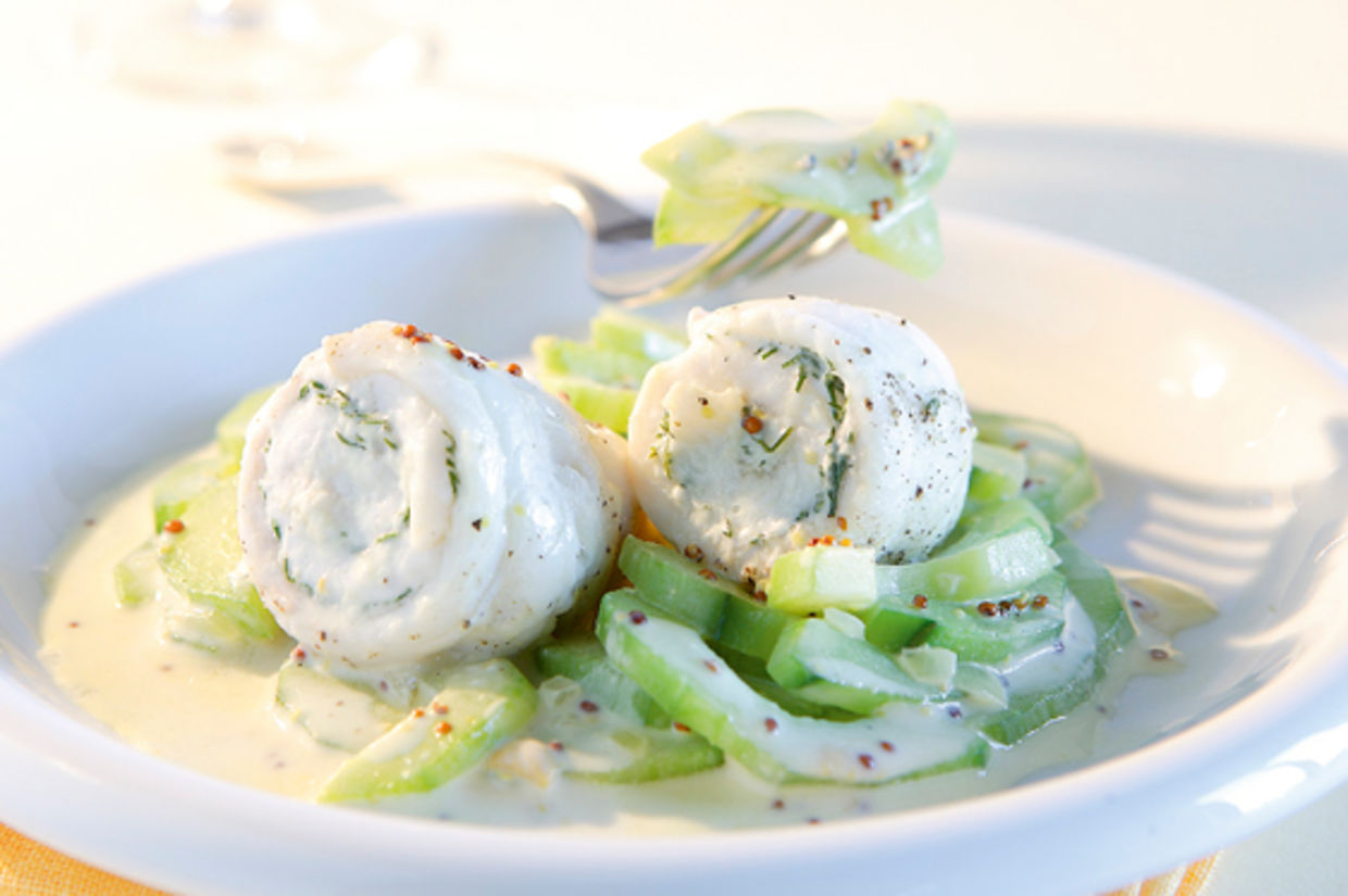 Rotzungenröllchen auf Gurken an leichter Senfsauce - Annemarie