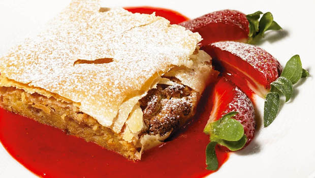 Quarkstrudel mit Erdbeersauce - Annemarie Wildeisens KOCHEN