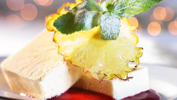 Ananasparfait mit Himbeersauce