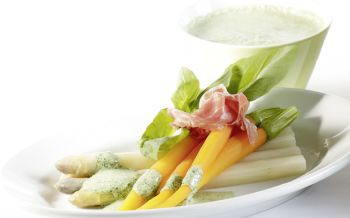 Bundkarotten und weisse Spargeln an Basilikum-Mayonnaise
