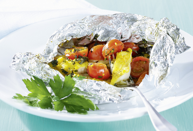 Fisch mit Safran-Tomaten in der Folie