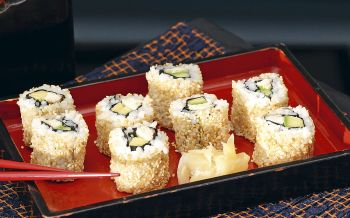 Inside-Out-Sushi mit geräucherter Forelle und Avocado