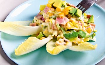 Lauch-Avocado-Salat mit Mais und Schinken