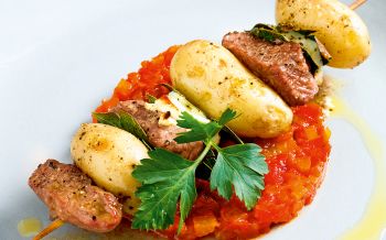 Lamm-Kartoffel-Spiesse mit scharfer Gemüsesauce