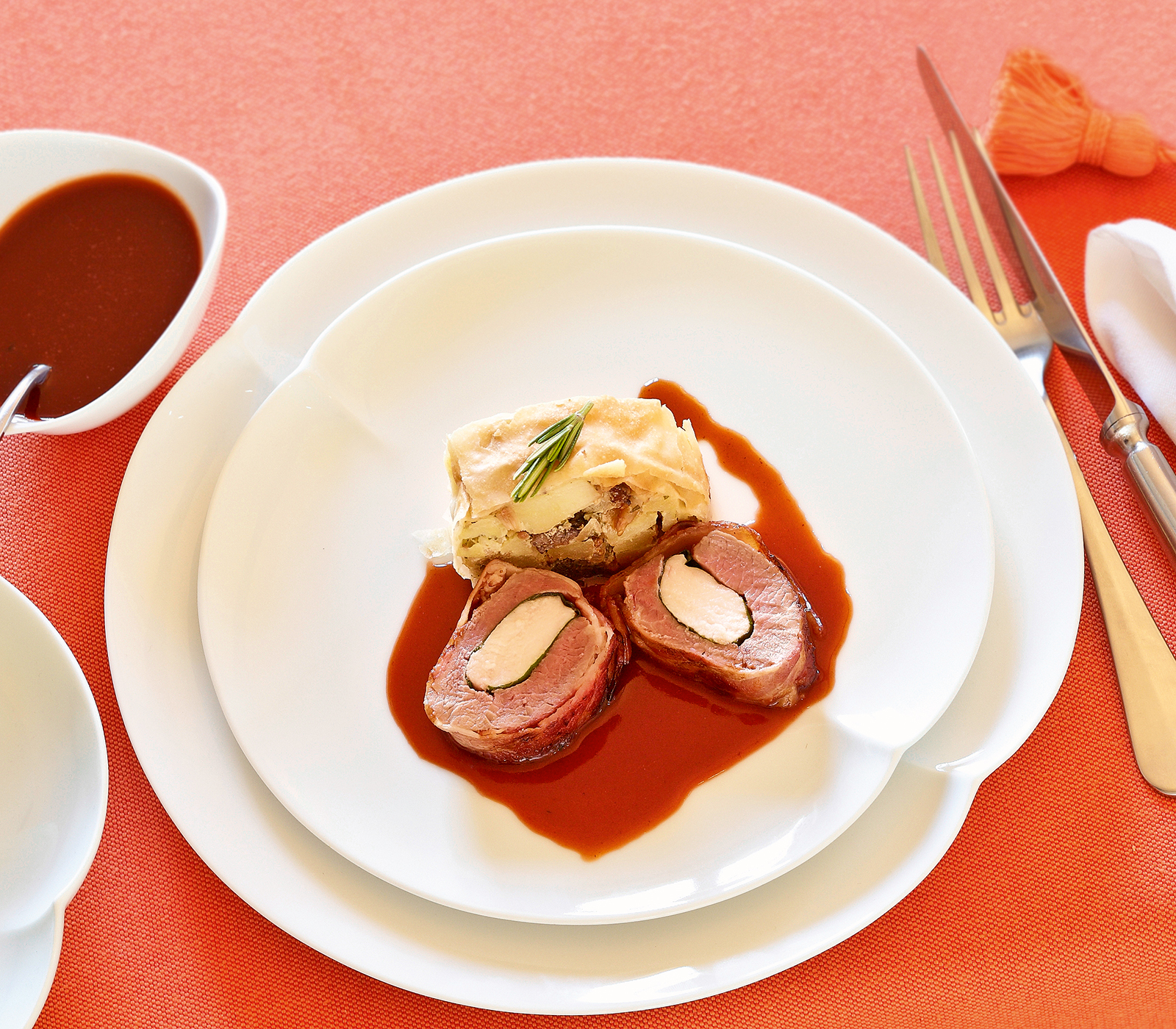 Lammrückenfilet gefüllt mit Kaninchenfilet und Bärlauch - Annemarie ...