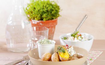 Kartoffeln im Salzmantel mit Kräuter-Olivenöl-Butter und Radieschen-Rucola-Dip