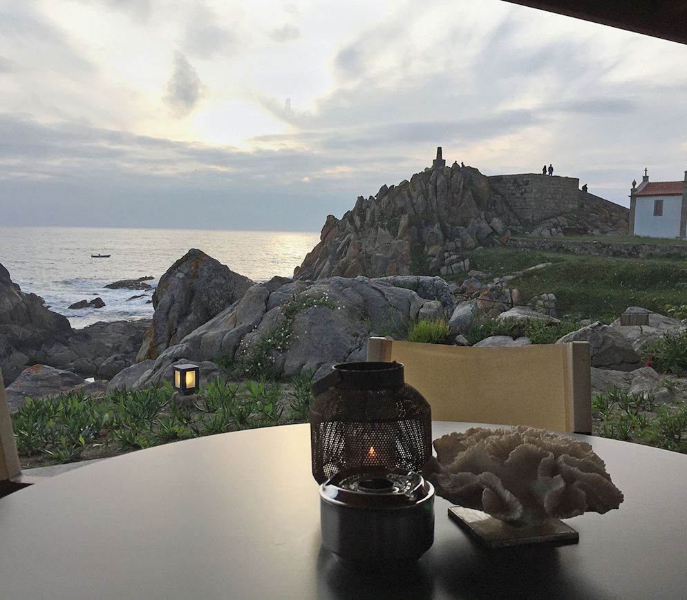 Und darüber hinaus nichts als der Atlantik: Blick von der Terrasse des «Casa de Chá da Boa Nova».