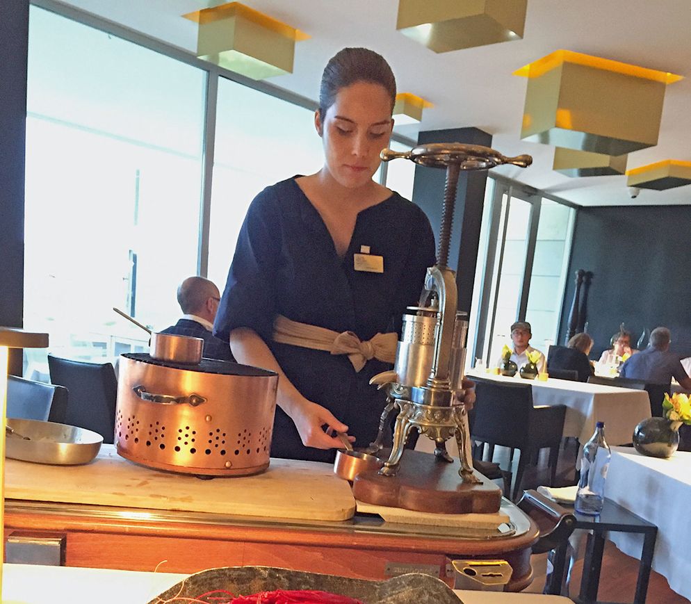 Carabinero-Zubereitung direkt am Tisch im Restaurante «Feitoria» in Lissabon