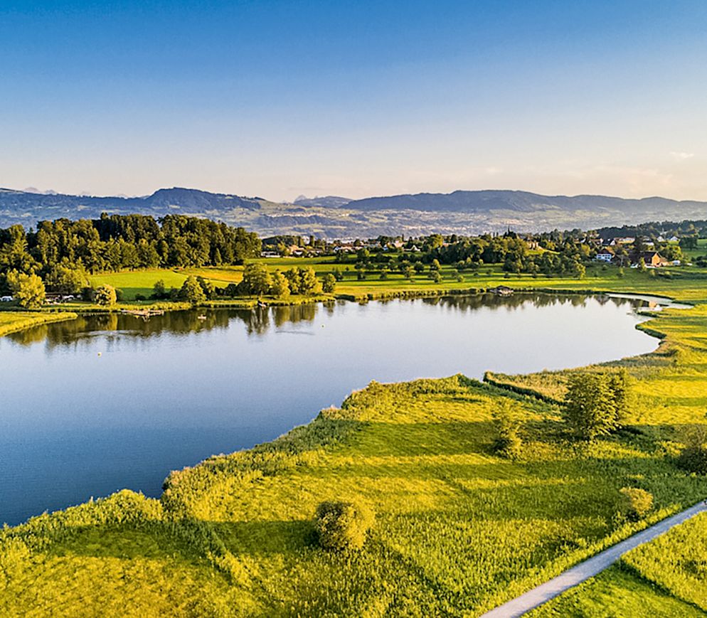 Typische Zürcher Oberländer Landschaft: Der Lützelsee in der Nähe von Grüningen.