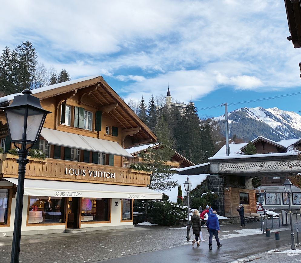 Es ist kein Geheimnis, dass Gstaad bei gutbetuchten Gästen sehr beliebt ist. Nichtsdestoweniger besuchen viele den Ort vor allem wegen seiner Ruhe und alpinen Idylle.