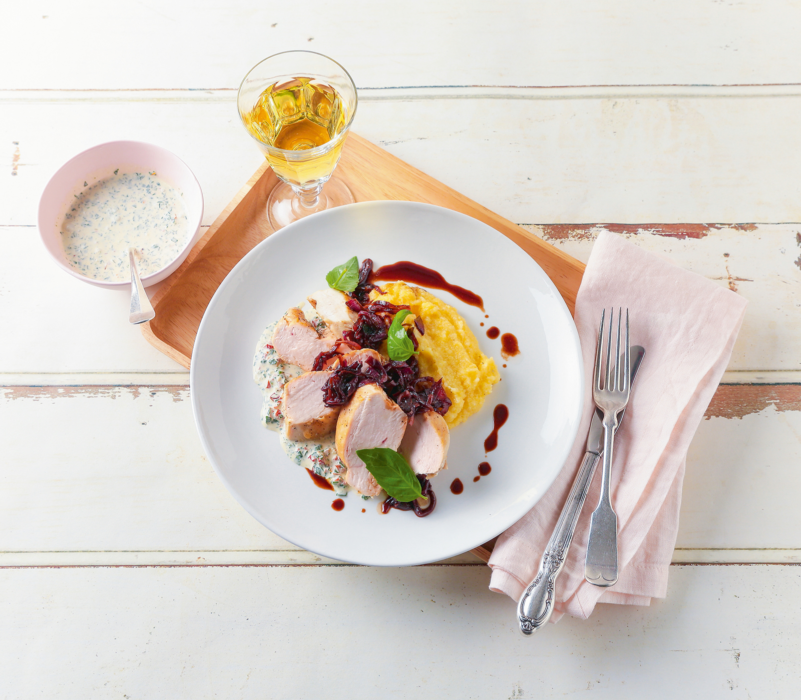 Pouletbrüstchen mit Balsamico-Zwiebeln und Basilikumcreme - Annemarie ...