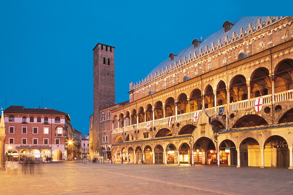 Palazzo della Ragione von der Piazza dei Frutti aus gesehen