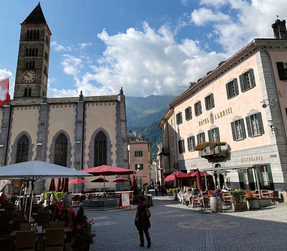 Die Mischung aus alpiner Bergwelt, wie hier am Lagh da Palü (l.), und südländischem Flair (unten die Piazza von Poschiavo) ist typisch für die Region.