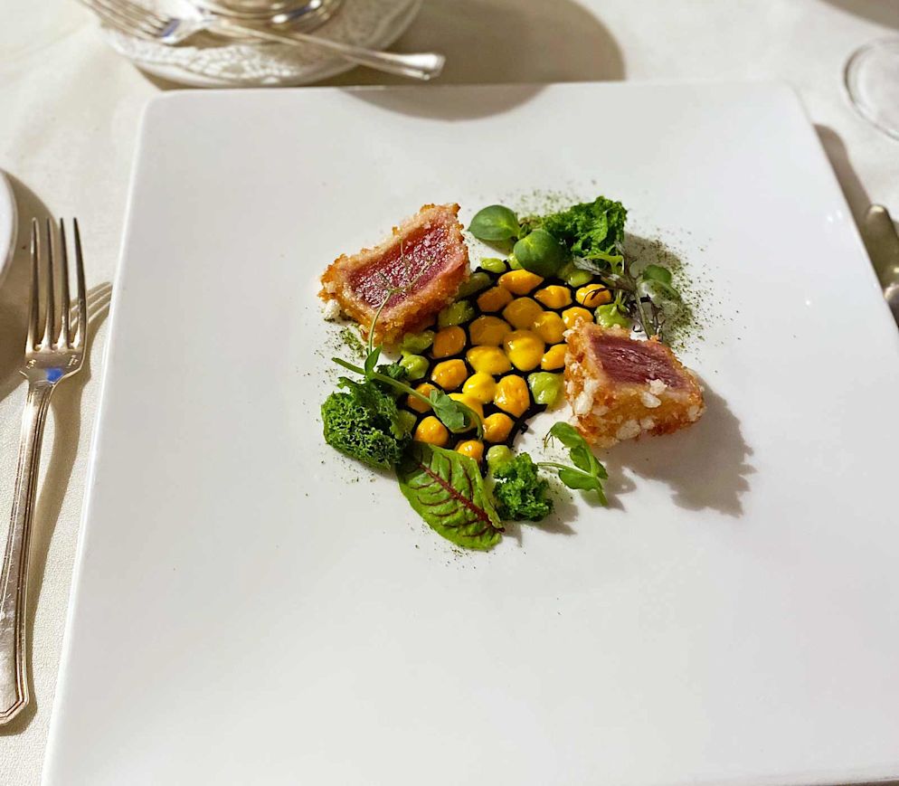 Thunfisch im Pankomantel auf einem Mosaik aus Pepperoni-, Safran- und Basilikummayonnaise in der «Villa Principe Leopoldo».