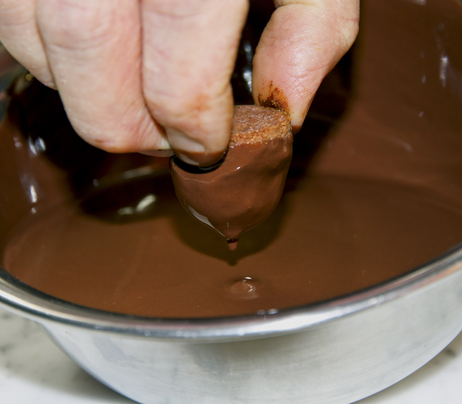 Schokoladenkugeln mit Kirschen gefüllt - Annemarie Wildeisens KOCHEN