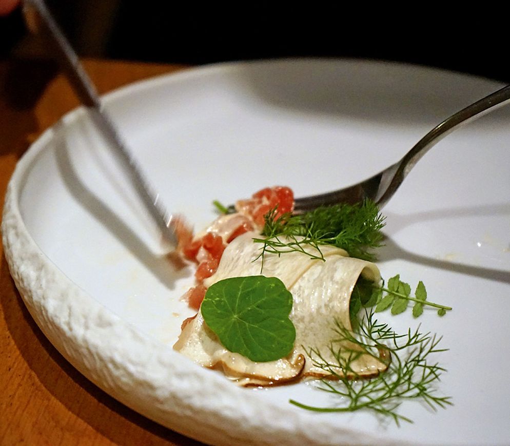 Otoro-Thunfisch-Tatar mit gepickelten Pilzen und Kapuzinerkresse im «Hide».